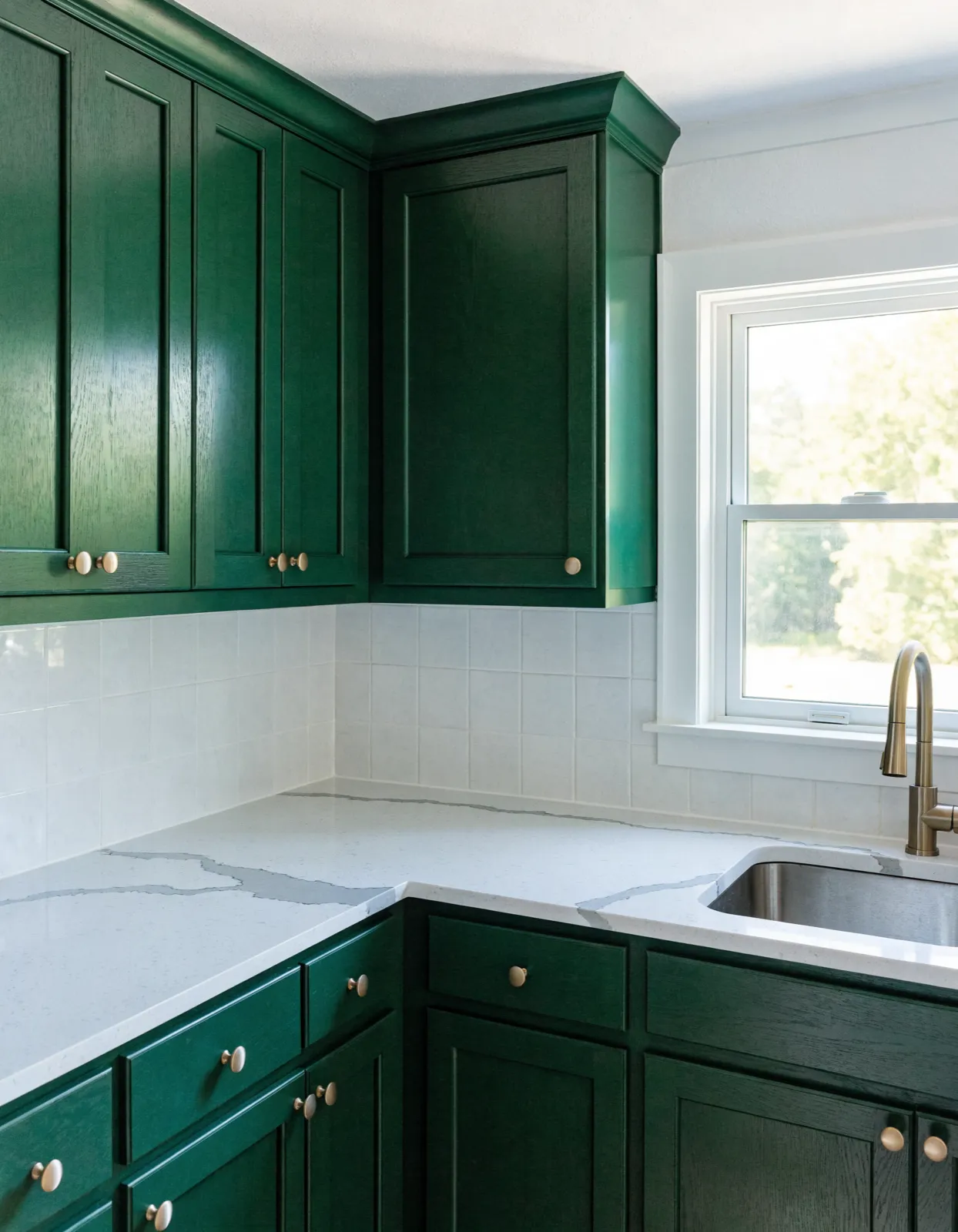 Cabinet refinishing Davie, FL: a kitchen of original solid wood doors and drawer fronts back on their boxes in a new color, the door profile and the hardware holes unchanged