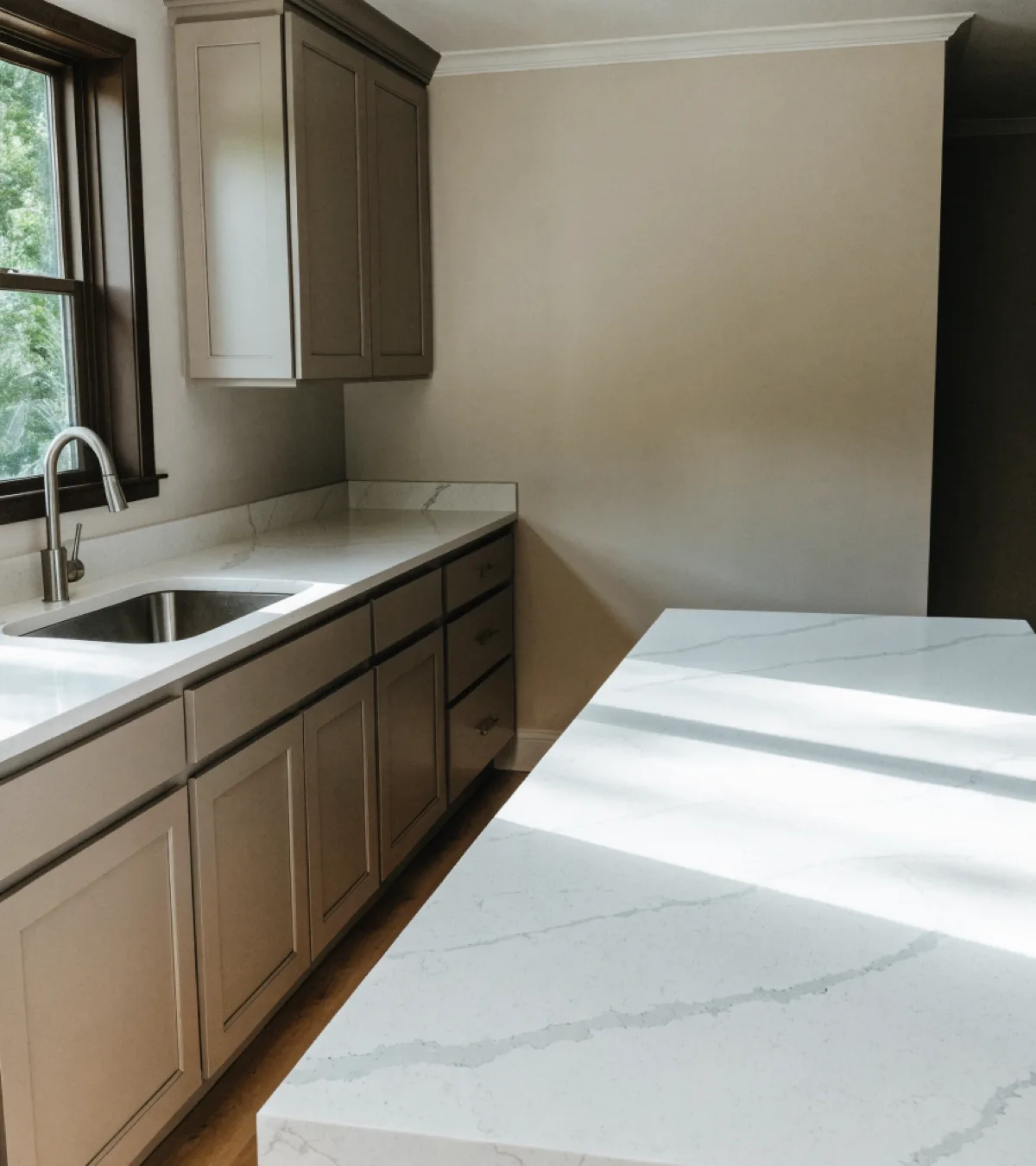 Countertop contractor near Flamingo Gardens in Davie: a finished quartz counter running from the perimeter cabinets onto an island, undermount sink, nothing set on the surface